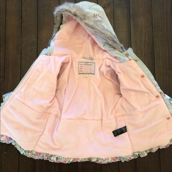 Beautiful Coat - Picture 8 of 8